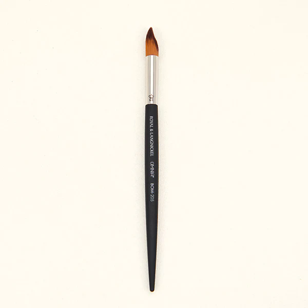 BOM205 Pointed Crescent Concealer Brush - Image 5